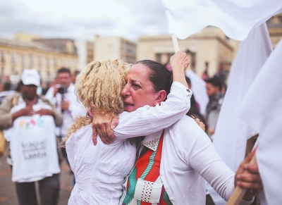 24日，在哥伦比亚波哥大，两名支持签署和平协议的女子相互拥抱。
