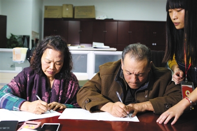 11月17日，天津市第一中心医院，李杰父母填写《生前志愿捐献自身遗体申请表》。