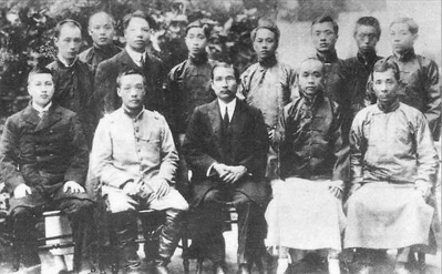 孙中山与福建同盟会会员合影，前排右一为林白水。