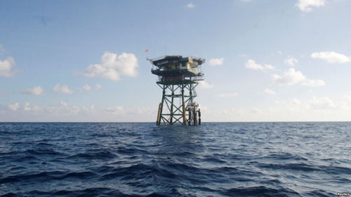 越南在南沙群岛上的浮动看守站。（图片来源：美国之音电台网站）