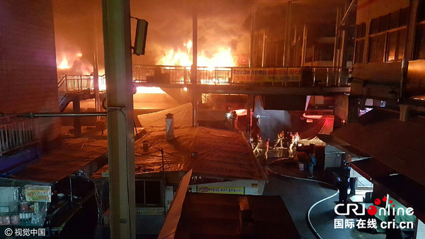 韩国大邱一市场发生大火多家商铺被烧毁(组图