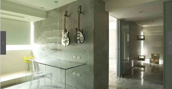 怪兽家客厅挂了2把吉他。（图／翻摄自“本晴设计”网站）图片来源：台湾《中时电子报》