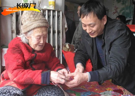 “中国好人”史振平看望百岁老人。(资料图)