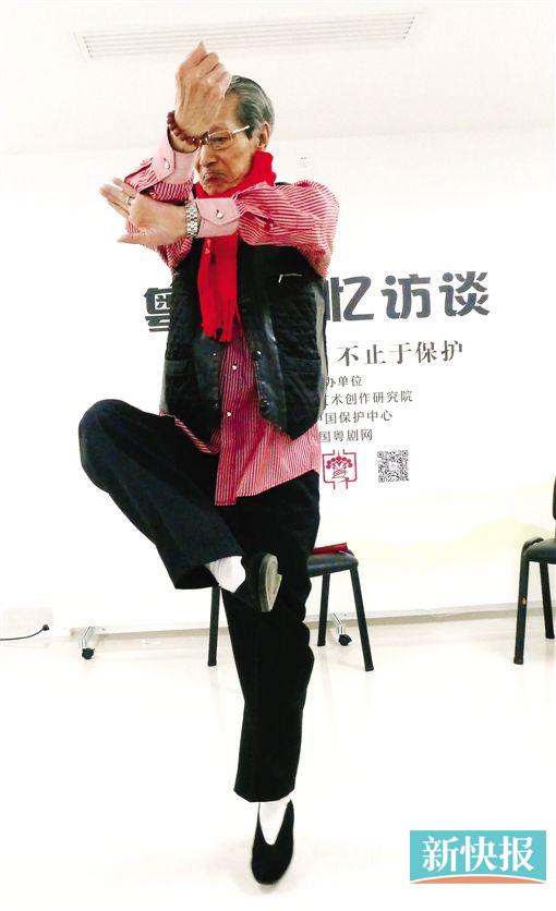 ■80岁的叶兆柏示范铁线拳。(郑迅摄影)