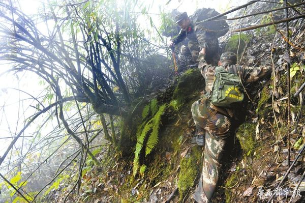 巡护队员穿越无人区。