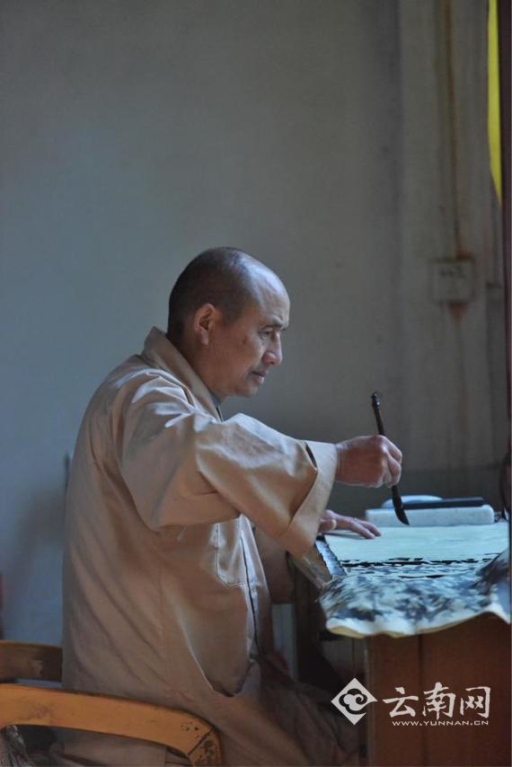 记者到访这天，正在用毛笔写字的法雨没抬头，他后来告诉记者，这是他的娱乐之一
