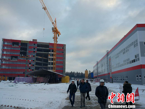 中白工业园建设现场的工人。中新网记者 李金磊 摄