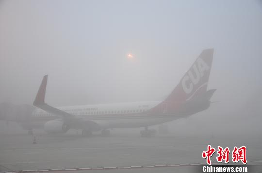 成都机场遭大雾袭击。　吕俊明　摄