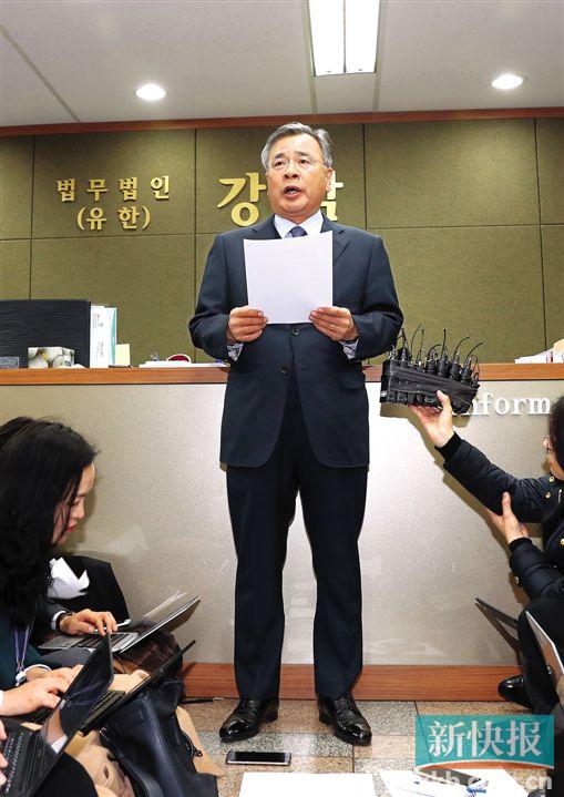 ■11月30日,刚刚被韩国总统朴槿惠任命为独立检察官的首尔高等检察厅前厅长朴英洙在接受媒体采访。CFP供图