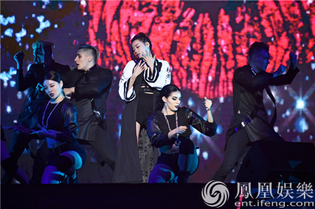 《长城》推广曲首唱 张靓颖成某盛典获奖最多女歌手