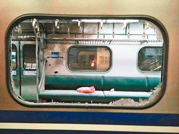 台铁1258区间车今年7月7日晚上10时准备停靠松山车站时，第6车厢发生爆炸，造成25人轻重伤。 本报系资料照 图片来源：台湾《联合报》