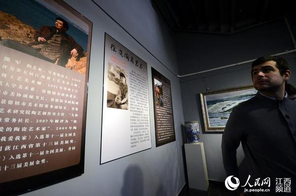 外媒记者在试运营的人民网陶瓷艺术馆里参观熊军、徐岚、潘寨民陶瓷艺术作品展。