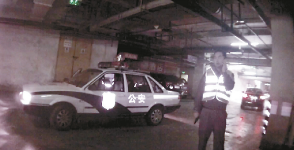 　　▲民警持枪布控