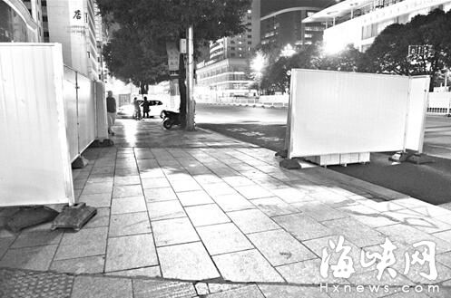 福州华林路围挡占了人行道 已先行拆除以便市