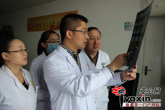 贾斌博士（右2）与同事一起讨论.