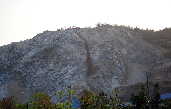 　　修复三亚抱坡岭前的“秃头山”。南海网记者 沙晓峰 摄