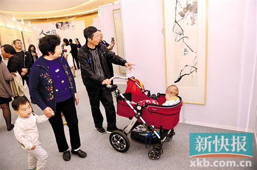 ■画展吸引了不少市民前来参观。