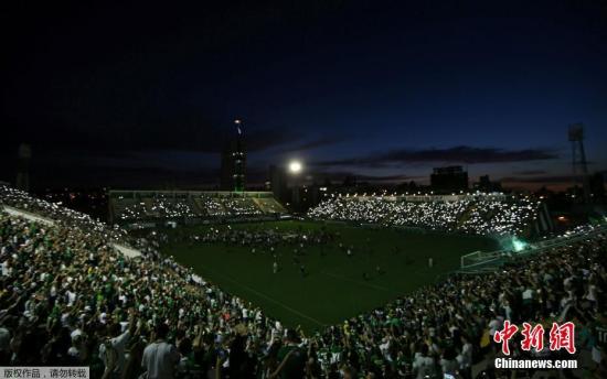 巴西沙佩科恩斯球队空难后首场比赛 双方均弃