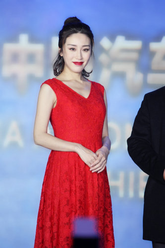 周美毅助阵盛典活动红色长裙尽显柔美典雅