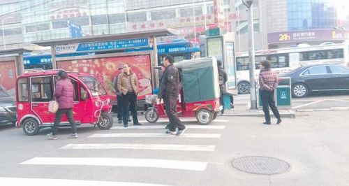 在火车站附近的118路站台后面,仍然有黑摩的在拉客。