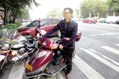 无证驾驶他人摩托 准驾不符被抓现行