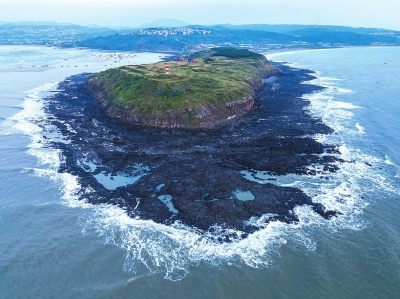 隆教海边的古火山地貌浑然天成，没有人为雕琢，显得自然大气。