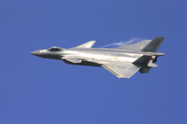 11月1日，参加第十一届中国航展的歼-20飞机进行飞行展示。 （新华社发）