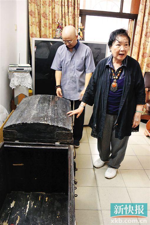 ■陈少珍在介绍她珍藏的粤剧衣箱。