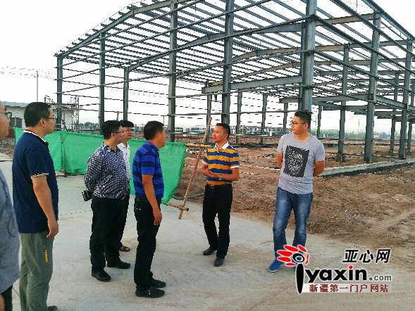 深入工地——刘永定(右二)向广东客商介绍阿蕃叔辣椒深加工项目。
