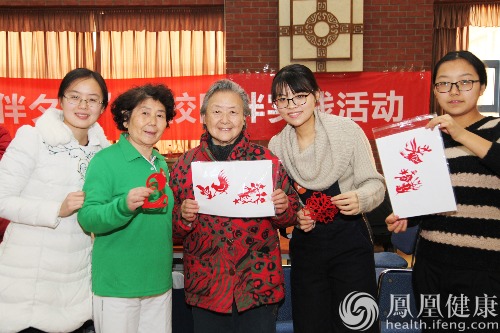 青春伴夕阳:清华大学志愿者和老人体验剪纸魅