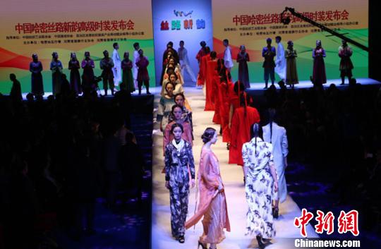 图为“2016中国哈密丝路新韵高级时装发布会”现场。　耿丹丹 摄
