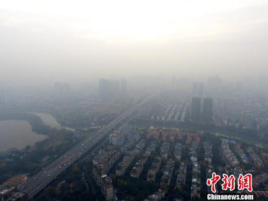 成都启动重污染天气橙色预警 汽车尾号限行范