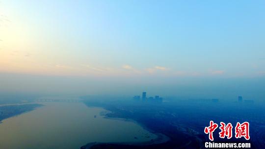 江苏气温回升雾霾持续 13个城市均遭灰霾笼