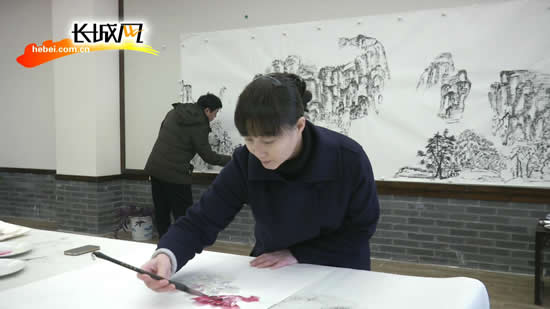 书画家施展才艺,用自己的艺术作品赞美衡水。闫硕 摄
