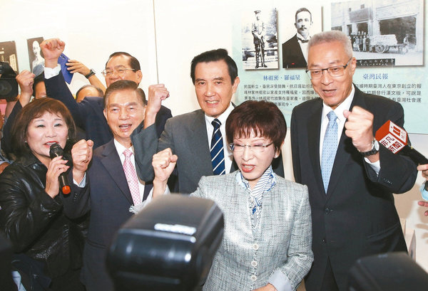 洪秀柱(右二)、吴敦义(右一) 报系资料照 图片来源:台湾《联合报》