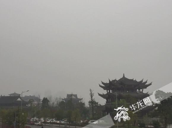 大雾天气持续，能见度较低。记者 李裕锟 摄