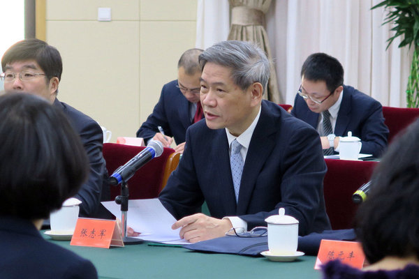 “国共两党对话交流活动”23日在北京举行,中共中央台湾工作办公室主任张志军(右)致词。 图片来源:台湾“中央社”