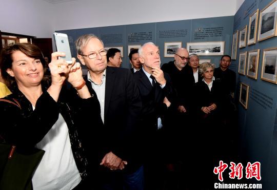 法国友人魏延年与日意格的十多位后裔共同观展。 记者刘可耕 摄