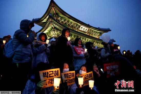 资料图片：韩国民众举行要求总统朴槿惠下台集会。