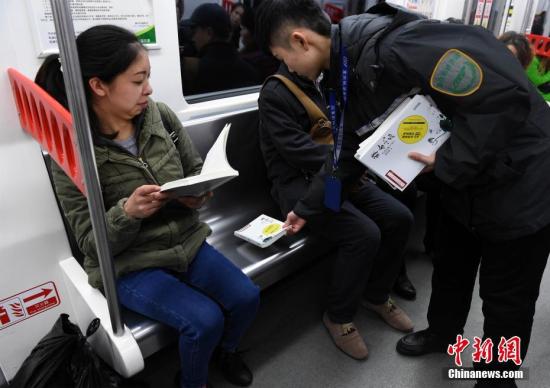 资料图：重庆上演“丢书大作战” 2000册书进轻轨地铁车厢“漂流”。 周毅 摄