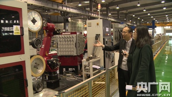 　　徐方介绍新松自主研发的工业机器人（陈兆国/摄）