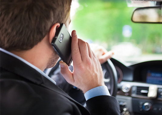 别不信!开车时接打电话危险比酒驾高五倍