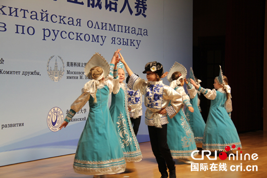 参加大赛的选手进行才艺展示表演 拍摄：郝志慧