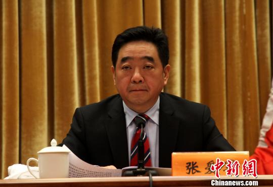 图为扬州代市长张爱军表示，创新发展动能，振兴实体经济。　崔佳明　摄