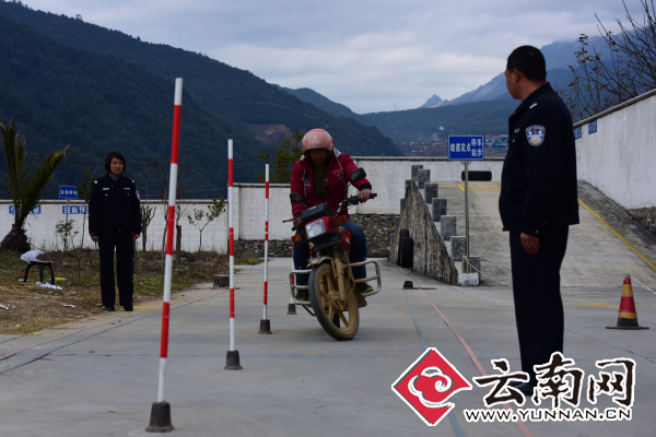 云南云龙:方便群众严把安全关 摩托车驾考进乡