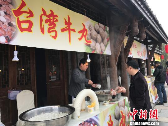 图为台湾客商销售台湾美食。　钟旖　摄