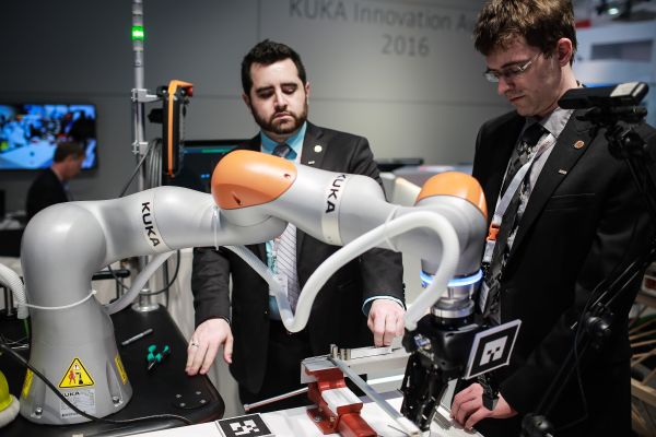 德国库卡机器人公司展示机器人手臂。新华社发