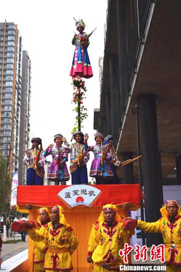 启动仪式上兴文石海举行国家级非物质文化遗产大坝高装展演。　王哲 摄