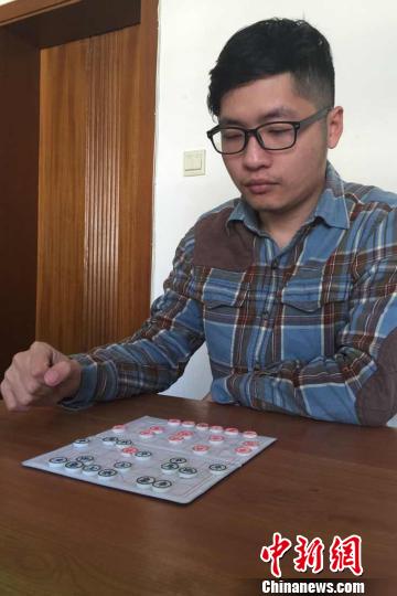 福建泉州首位中国象棋大师陈泓盛。　张立建　摄