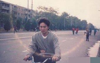 坐在周星驰自行车后座的人到底是谁?